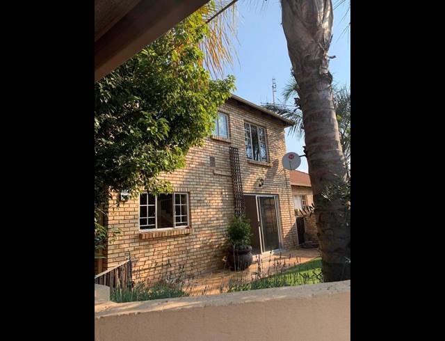 3 BEDROOM TOWNHOUSE FOR SALE IN HEUWELSIG ESTATE